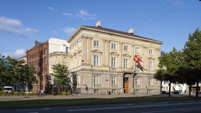 Carlsbergfondet har til huse i Videnskabernes Selskabs domicil på H. C. Andersens Boulevard i København.