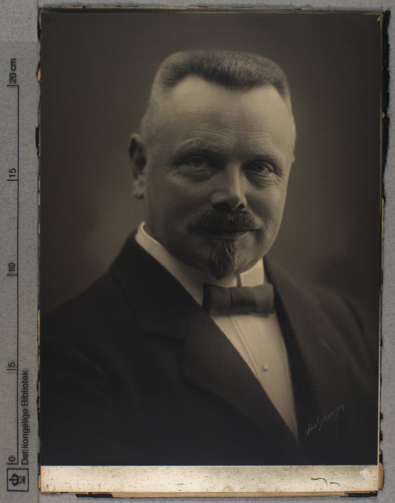 Foto: Max (Albert) Schou jun.Det Kongelige Bibliotek, Billedsamlingen, Danske portrætter.